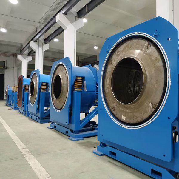 XGS系列全自動(dòng)倒料傾斜式洗衣機(jī)由內(nèi)筒、外筒、電機(jī)、支撐總成、傳動(dòng)總成、電器總成組成